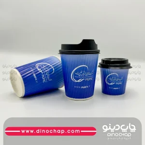 لیوان کاغذی با قطرات بخار نوشیدنی