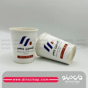لیوان کاغذی در سینی چوبی سرو نوشیدنی