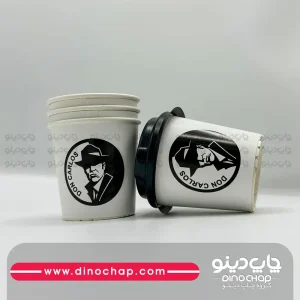 نمای بسته از لیوان کاغذی در بسته‌بندی
