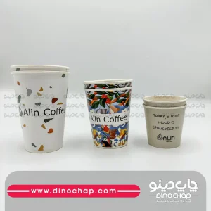لیوان کاغذی روی میز چوبی