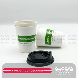 لیوان کاغذی روی میز پیک‌نیک